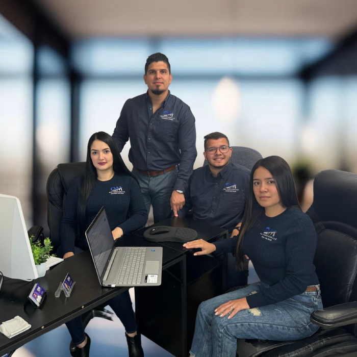 Equipo de trabajo QM Multiservices, en la oficina.